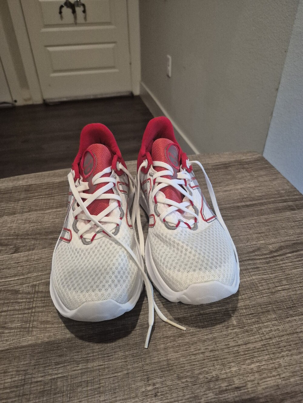 New Balance Fresh Foam Roav V2 MROAVMR2 Men's Size 8 D White Red Gray Running